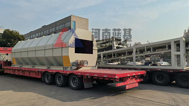 垃圾分揀設備今日順利裝車發貨前往北京